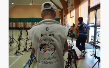 POLAIRE ET CASQUETTE EN VUE .....